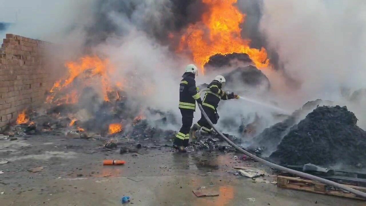 Dumansız Sanayi Bölgesinde, Dumanlar Gökyüzüne Yükseldi