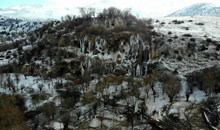 Girlevik Şelalesi Dondu, Ziyaretçiler Akın Etti 