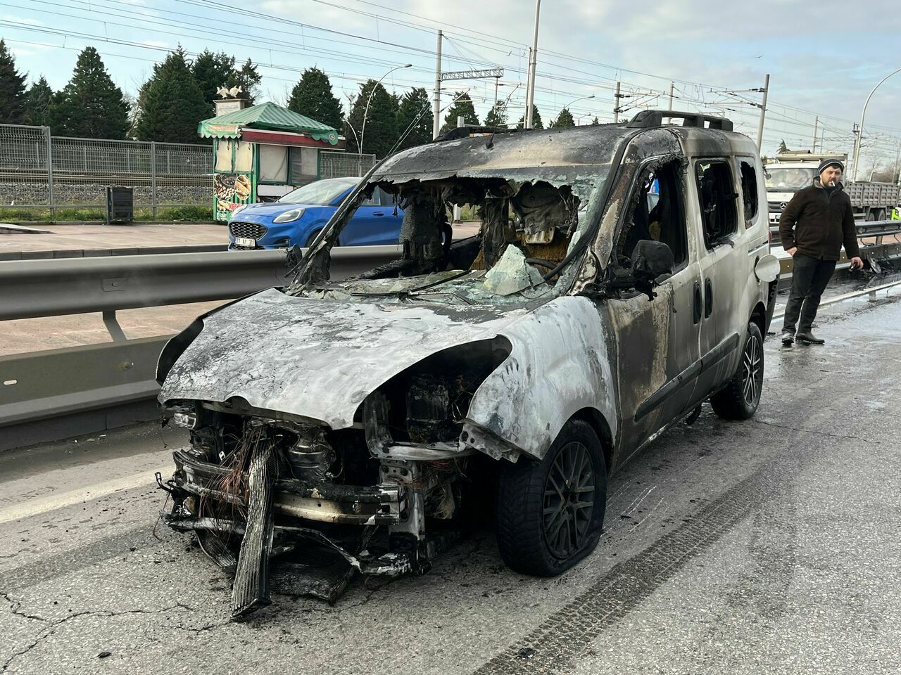 Hafif Ticari Araç Alev Alev Yandı