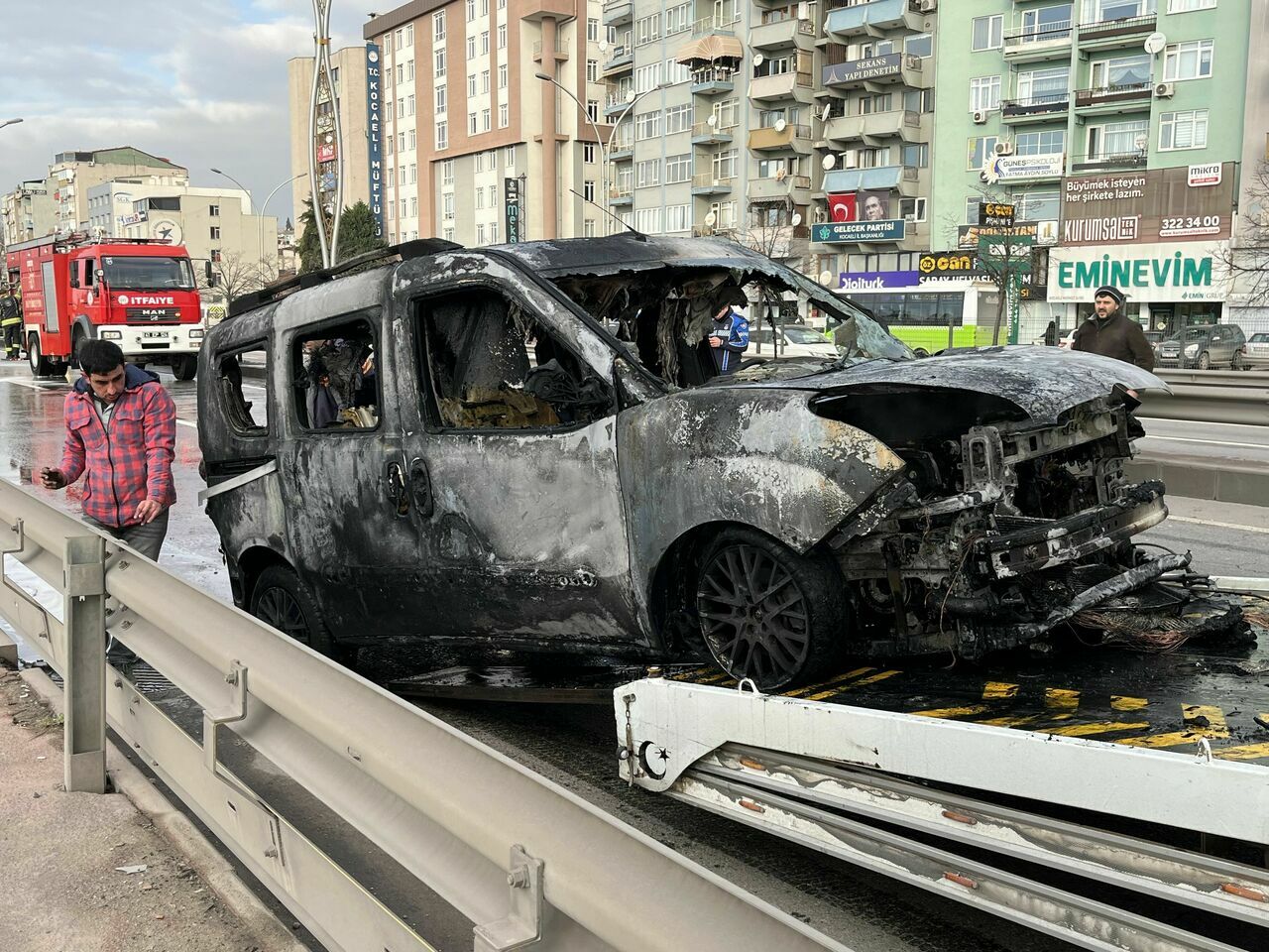 Hafif Ticari Araç Alev Alev Yandı2