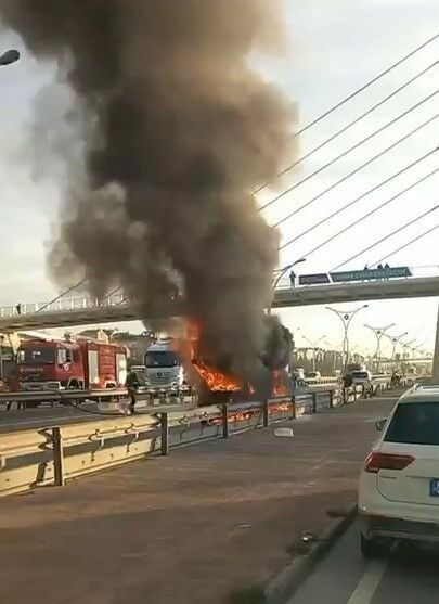 Hafif Ticari Araç Alev Alev Yandı5