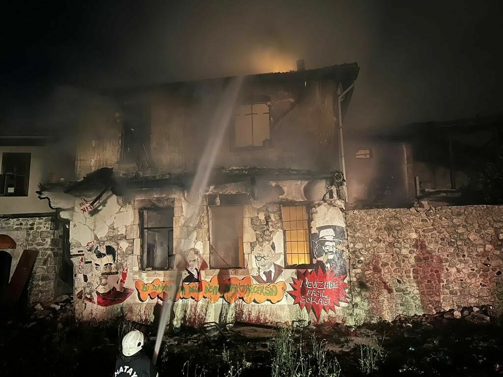 Hatay Antakya'da Hasarlı Binada Yangın Çıktı! 