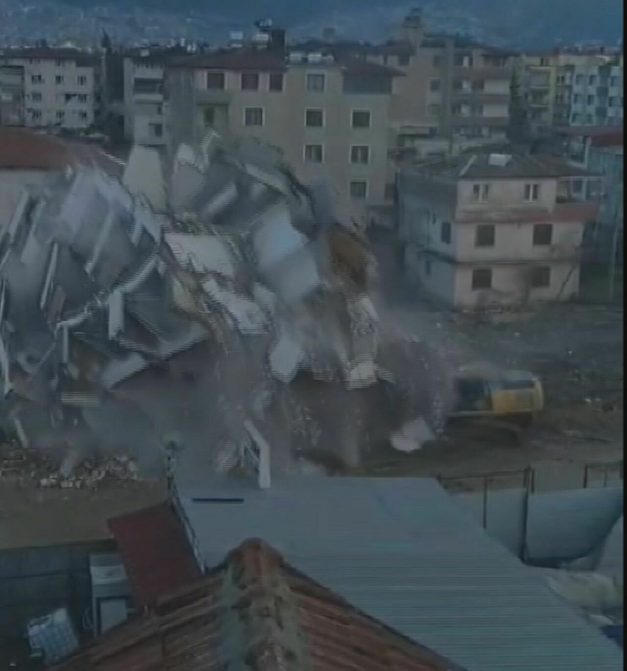 Hatay'da Bina Iş Makinesinin Üzerine Düştü! Operatör Ölümden Böyle Kaçtı 