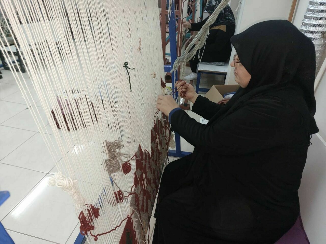 Hatay'da Depremzede Kadınlar Kaybolmaya Yüz Tutmuş Kilim Motiflerini Işliyor