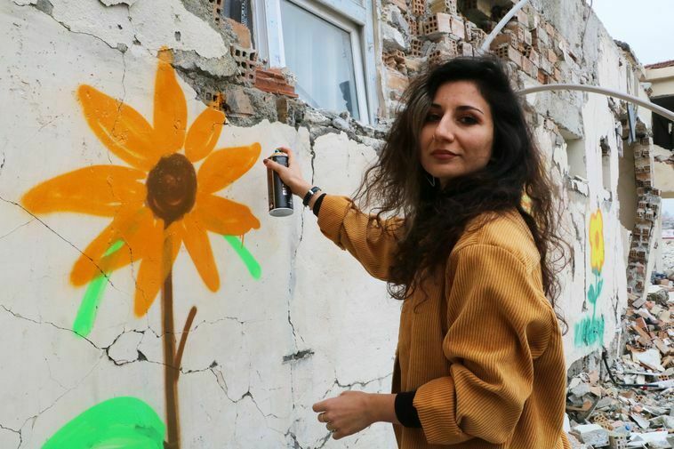 Hatay'da Enkaz Kentin Duvarlarını Renklendiriyor 