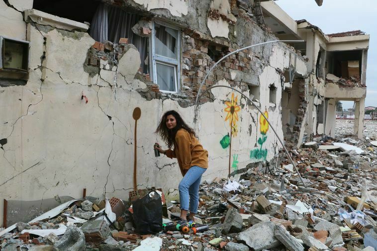 Hatay'da Enkaz Kentin Duvarlarını Renklendiriyor 