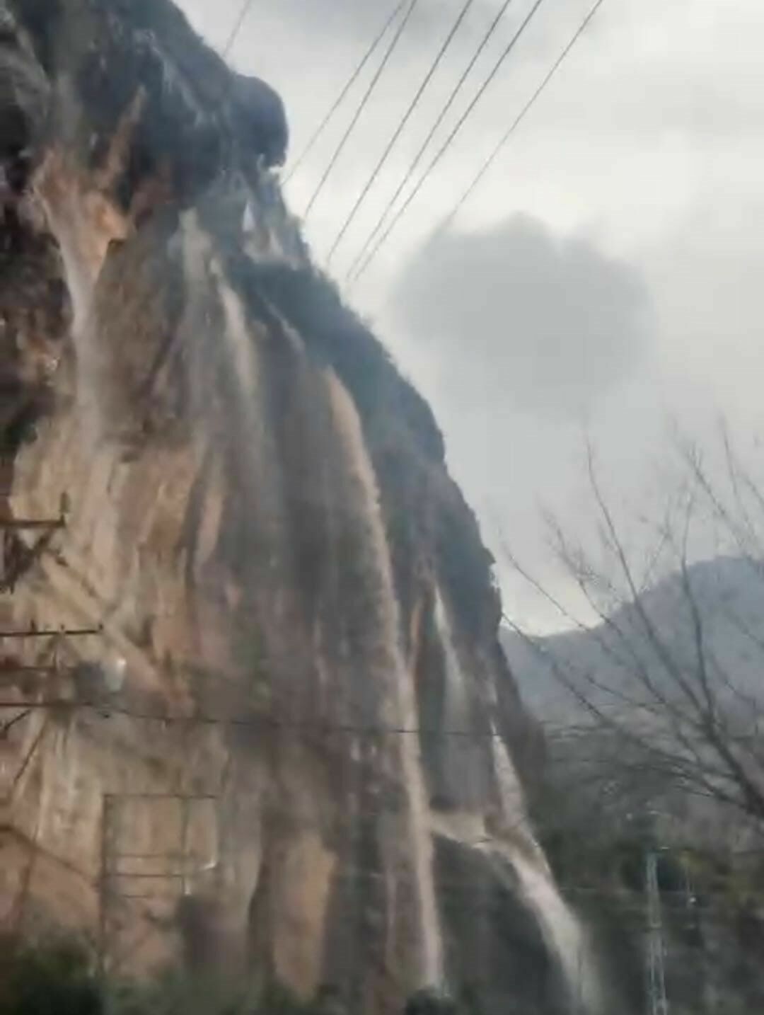 Hatay'da Heyelan! Sahil Yolu Ulaşıma Kapandı