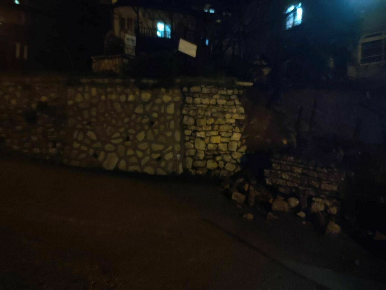 Hatay'da Mezarlık Duvarının Çökme Anı Kamerada 