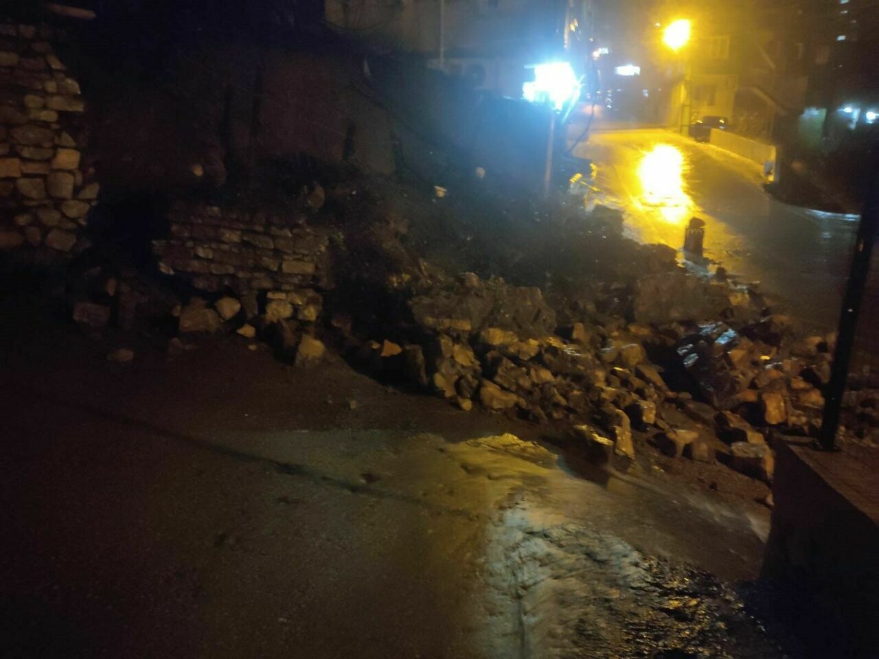 Hatay'da Mezarlık Duvarının Çökme Anı Kamerada