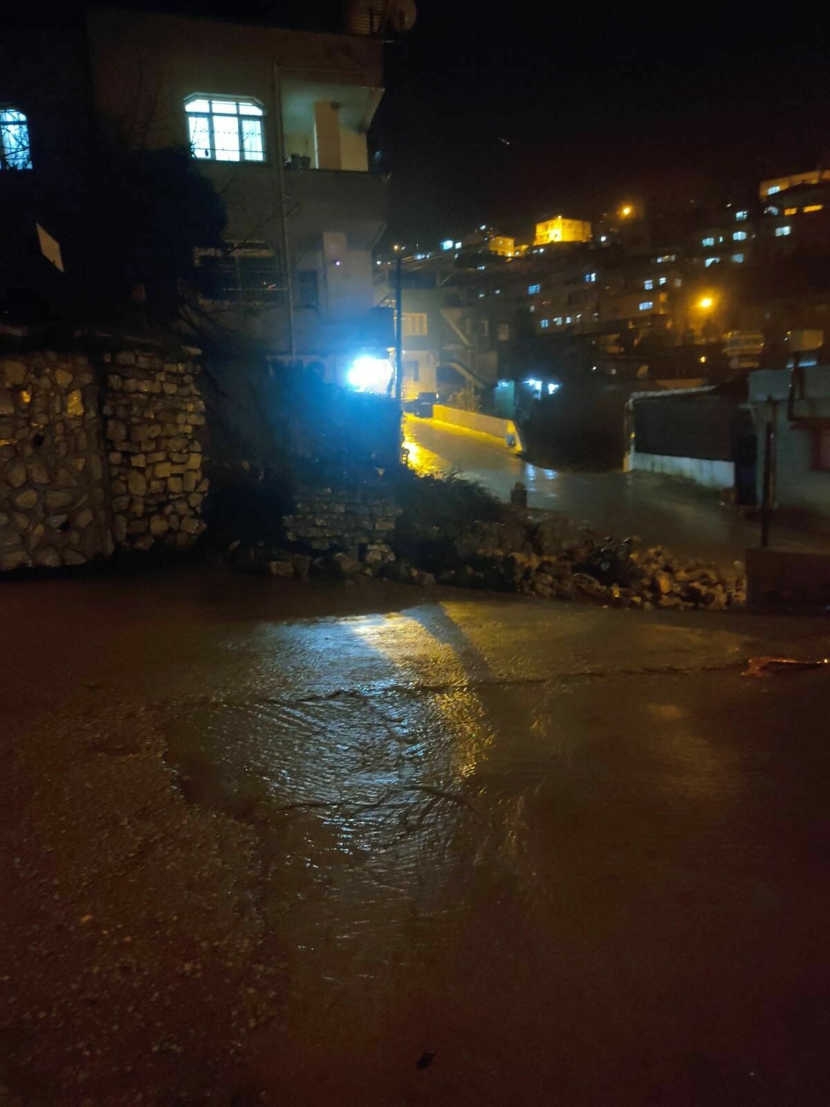 Hatay'da Mezarlık Duvarının Çökme Anı Kamerada 