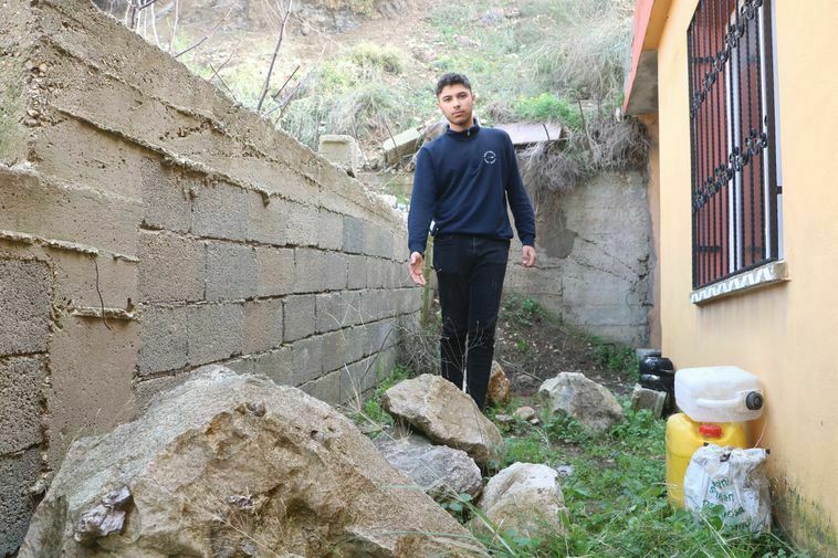 Hataylı Aile Depremden Çok 2 Tonluk Kayalardan Korkuyor 