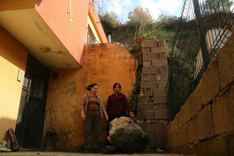 Hataylı Aile Depremden Çok 2 Tonluk Kayalardan Korkuyor