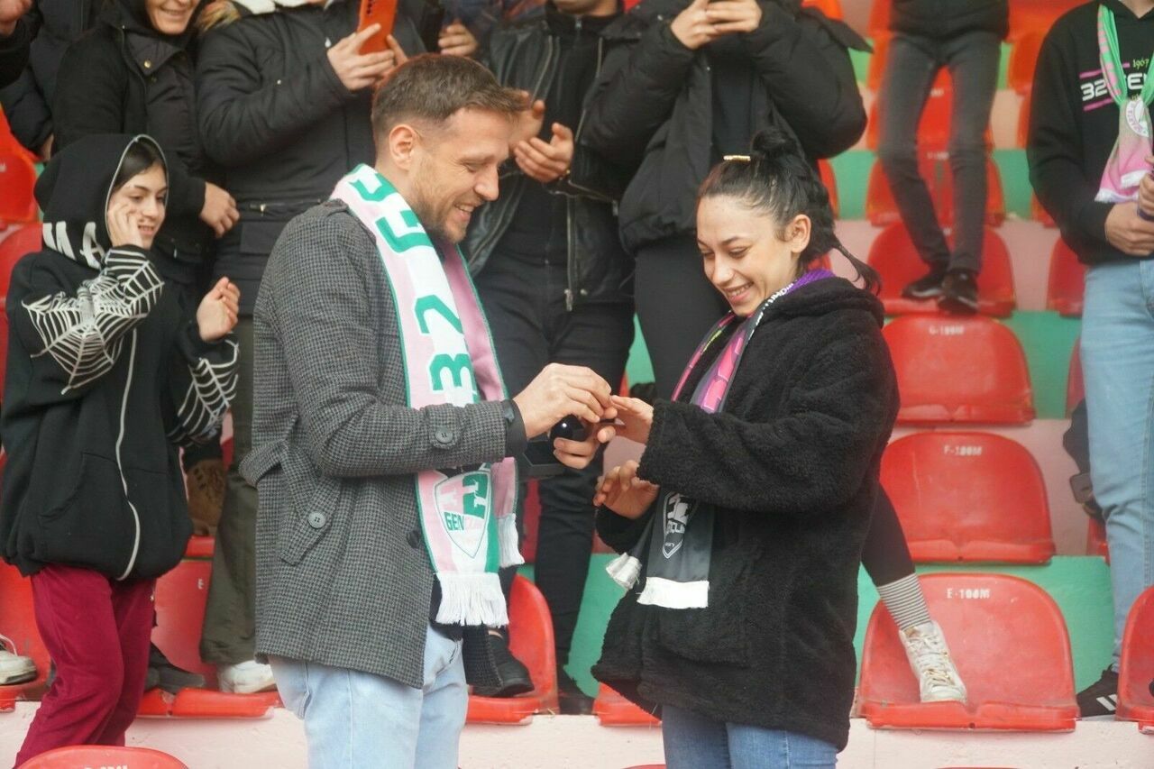 Isparta Maçında Büyük Sürpriz! Binlerce Kişinin Önünde O Soruyu Sordu