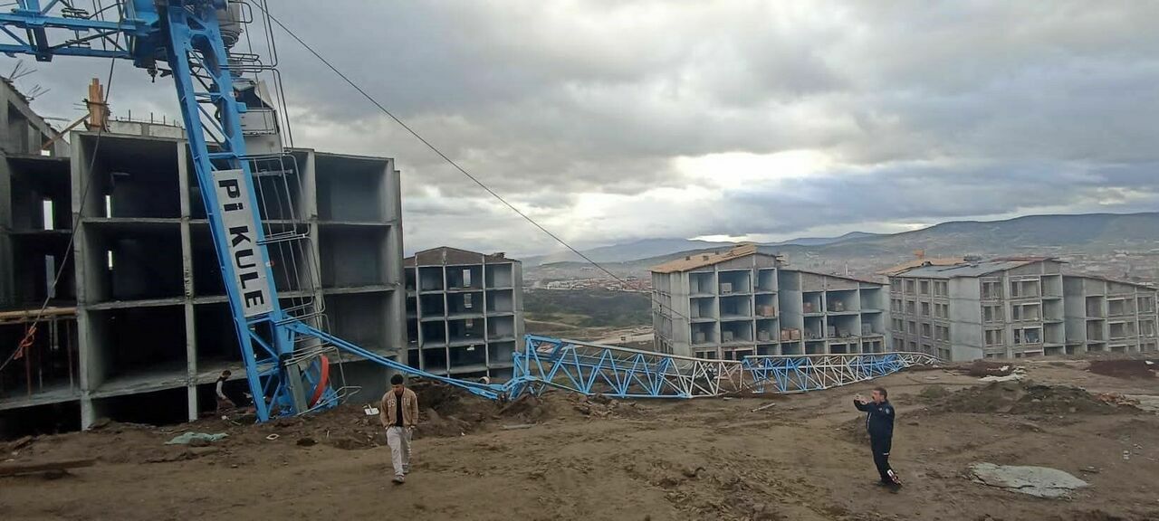 Manisa’da Vinç Devrildi2