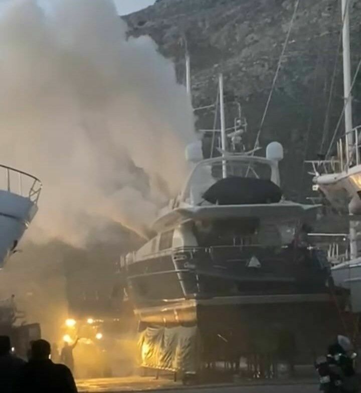 Marmaris'te Bakıma Getirilen Lüks Yat Alev Alev Yandı 