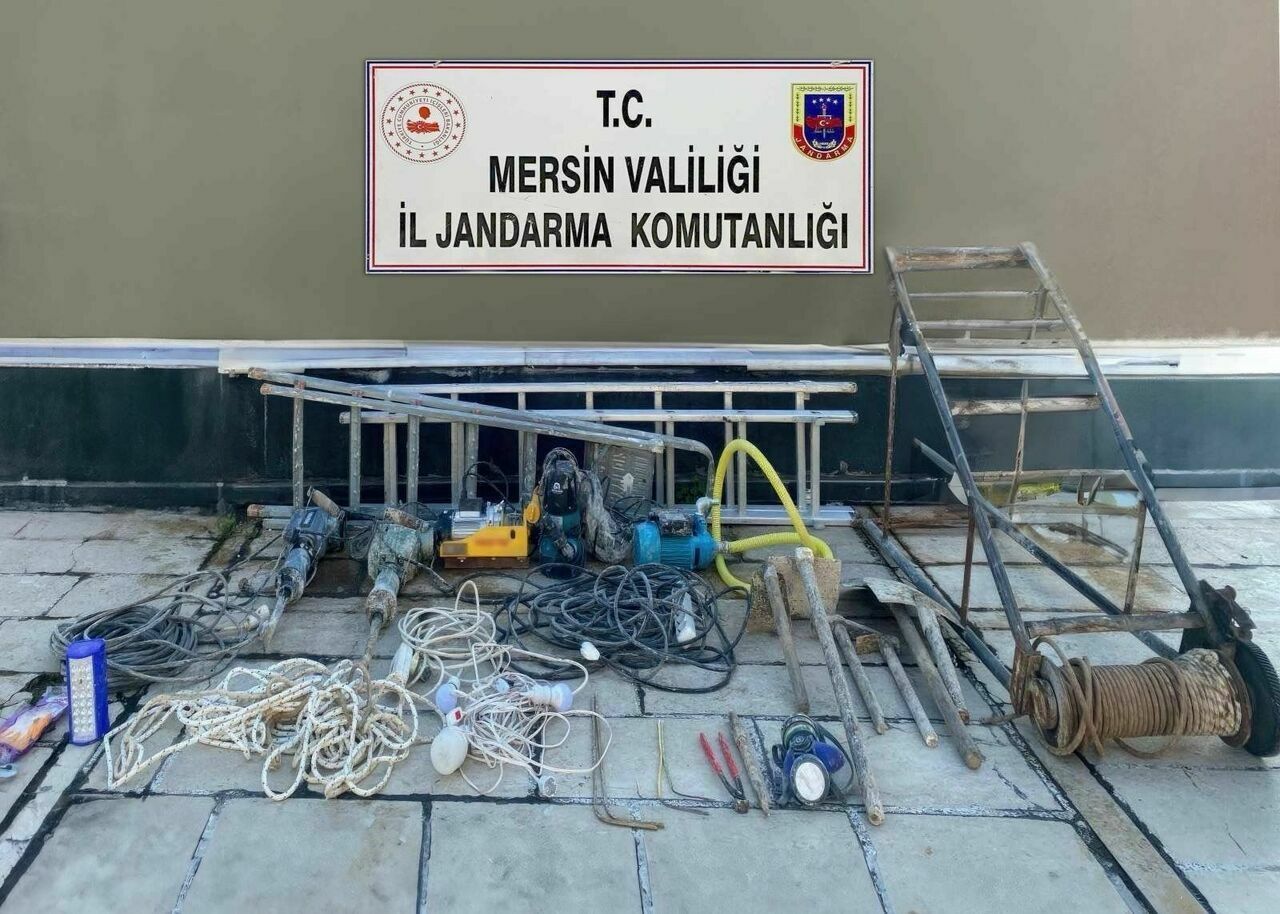 Mersin'de 20 Metre Tünel Kazıp Define Aradılar