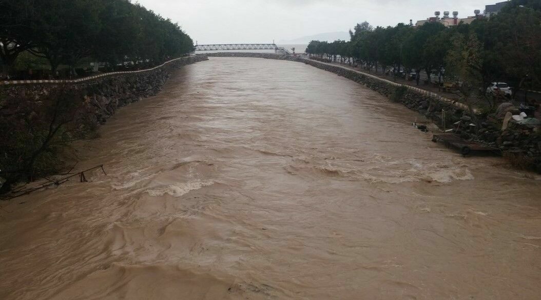 Mersin'de Denizin Rengi Kahverengiye Döndü 