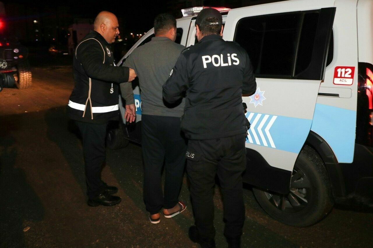 Mersin'de Kaçak Telefonculara Operasyon 13 Gözaltı 