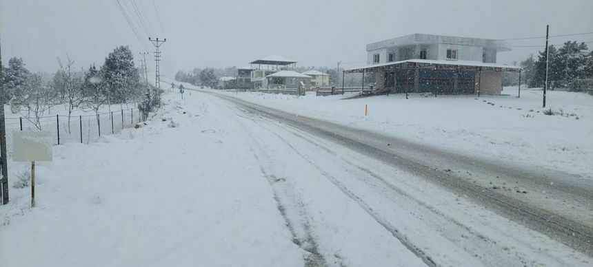 Mersin'de Kar Yağışı Nedeniyle Araçlar Yolda Kaldı 