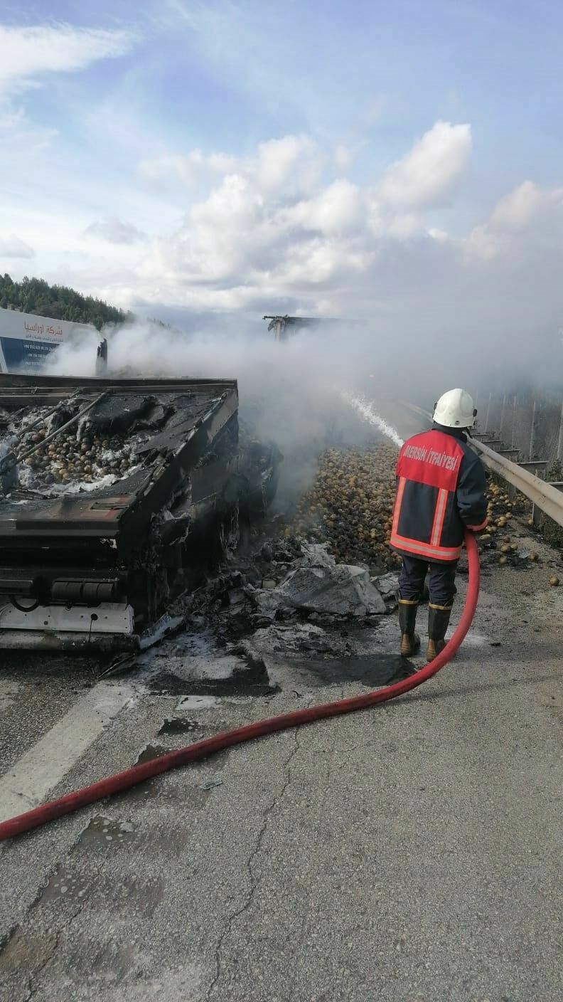 Mersin'de Narenciye Yüklü Tır Alev Alev Yandı