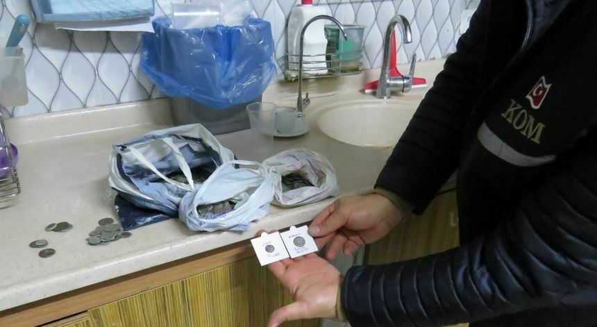 Mersin'de Tarihi Eser Operasyonu! 325 Sikke Bulundu