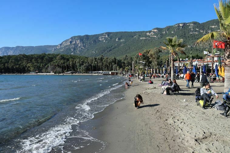 Muğla Akyaka'da Kış Ortasında Yazdan Kalma Günler Yaşanıyor 