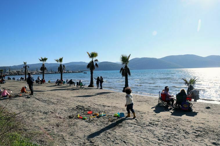 Muğla Akyaka'da Kış Ortasında Yazdan Kalma Günler Yaşanıyor