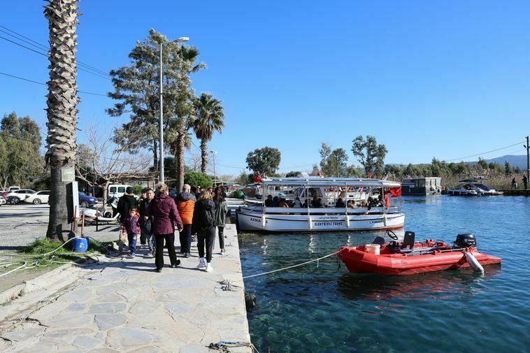 Muğla Akyaka'da Kış Ortasında Yazdan Kalma Günler Yaşanıyor