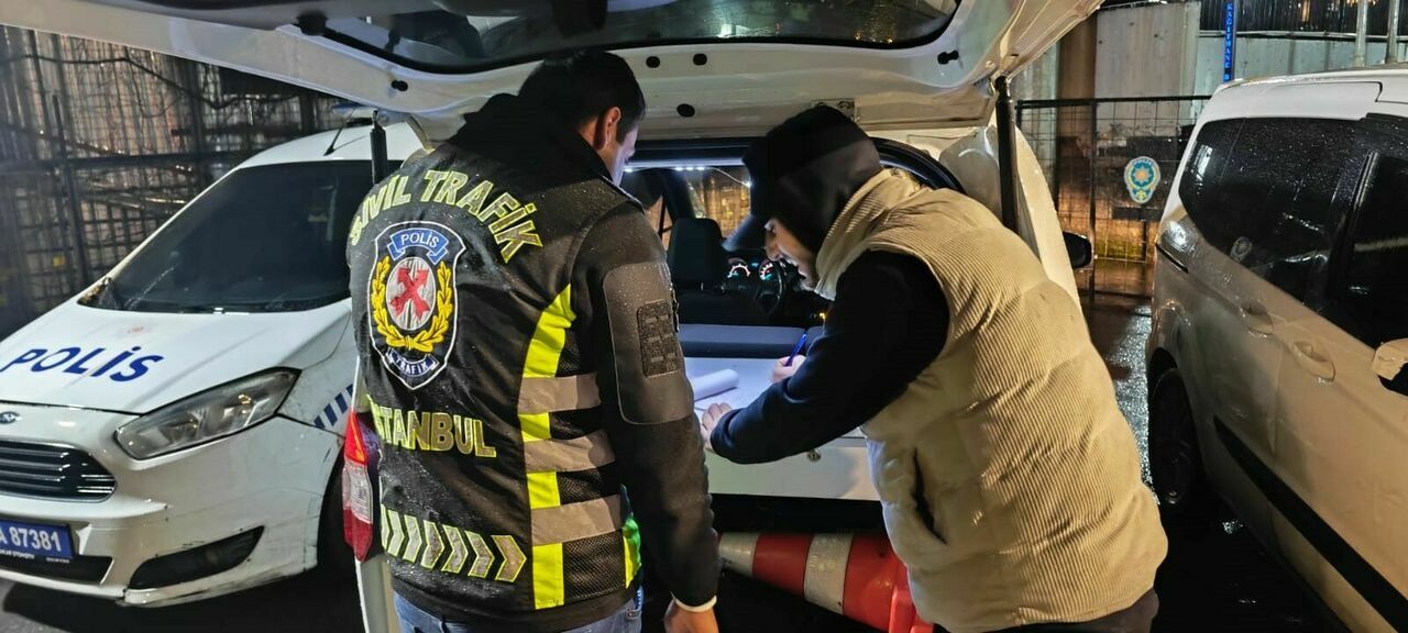 Önünü Kestiği Aracın Camını Yumruklayan Öfkeli Sürücü