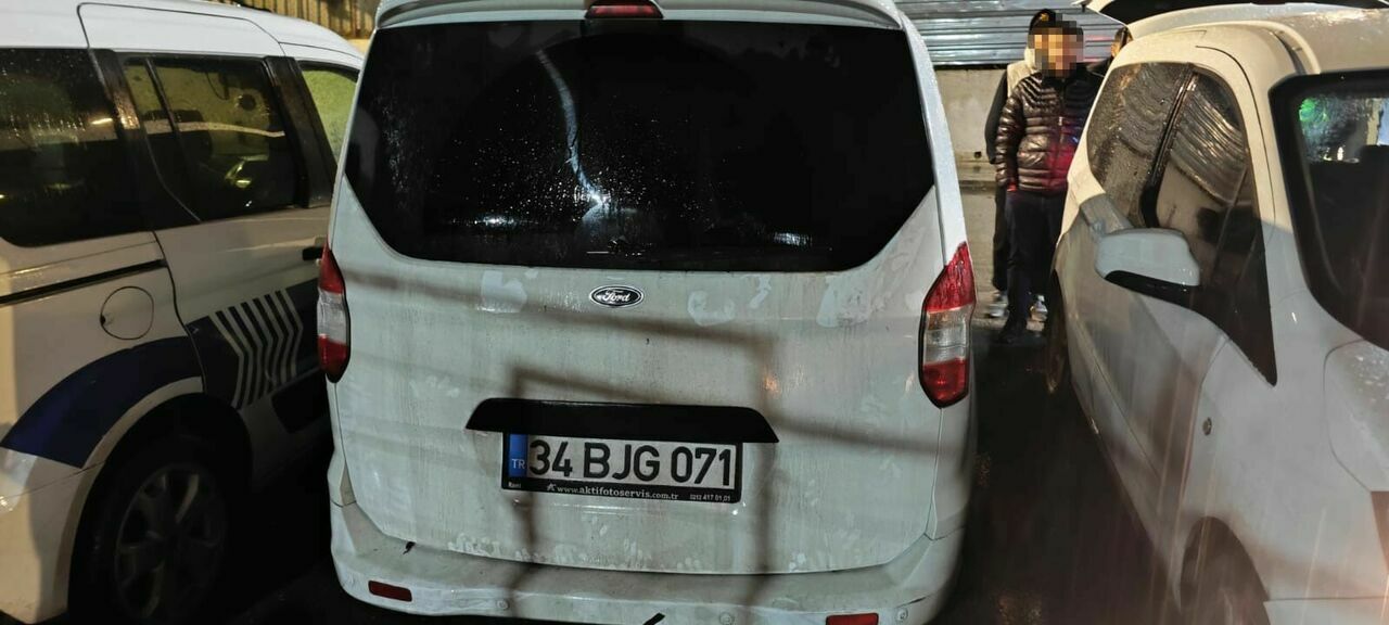 Önünü Kestiği Aracın Camını Yumruklayan Öfkeli Sürücü2