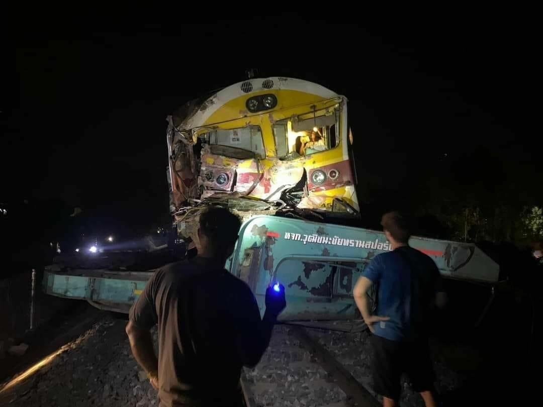 Tayland’da Yolcu Treni Hemzemin Geçitteki Vince Çarptı3