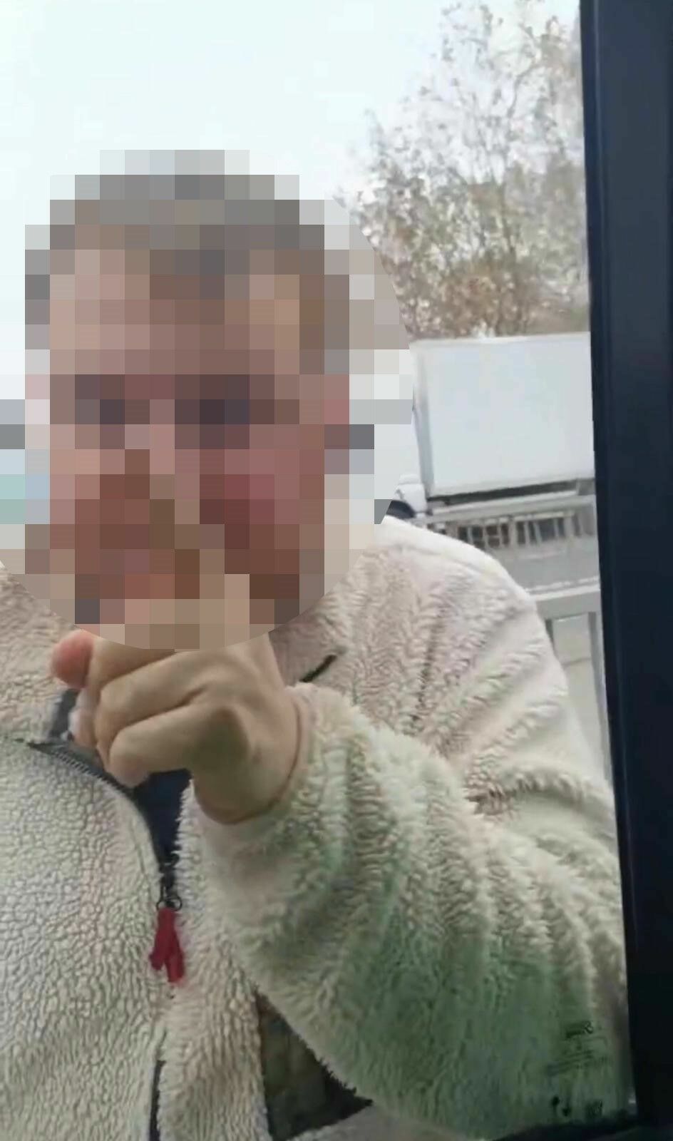 Tek Yumrukla Aynayı Kırdı