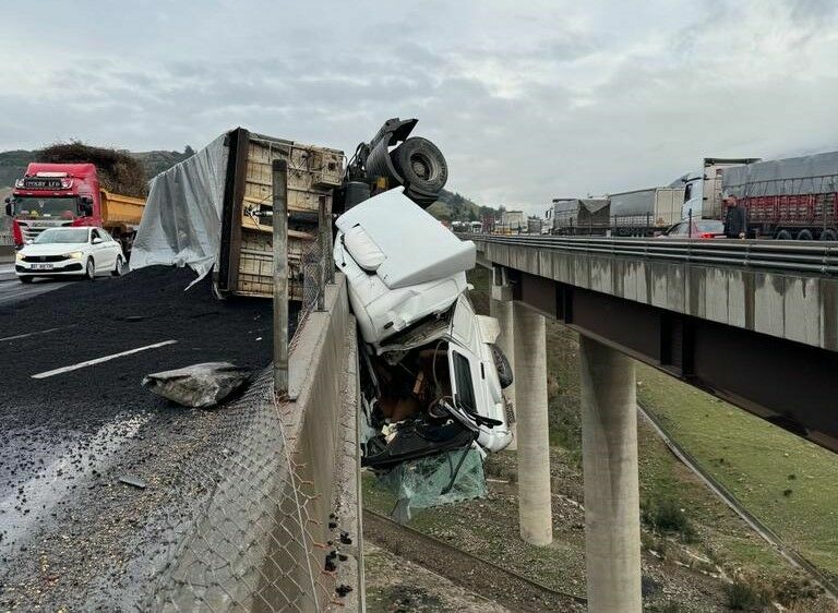 Tır Viyadükte Asılı Kald22