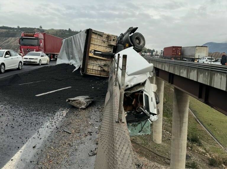 Tır Viyadükte Asılı Kald3