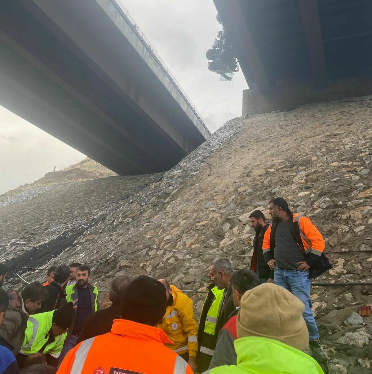 Tır Viyadükte Asılı Kald5