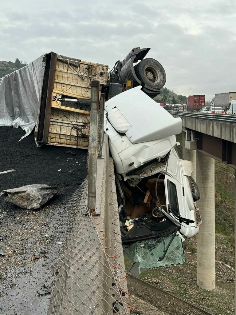 Tır Viyadükte Asılı Kald6