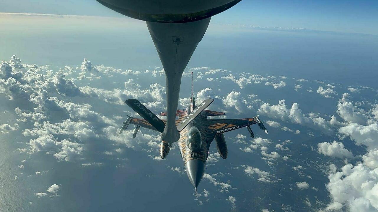 Türk Savaş Uçaklarından Kıbrıs'ın Güneyinde Eğitim Görevi 