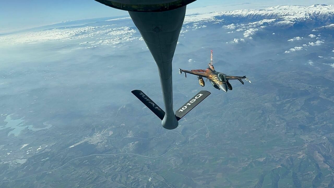 Türk Savaş Uçaklarından Kıbrıs'ın Güneyinde Eğitim Görevi 