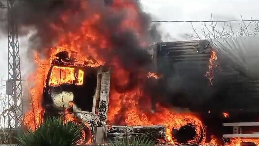 Yol Kenarına Bırakılan Tır Alev Topuna Döndü2