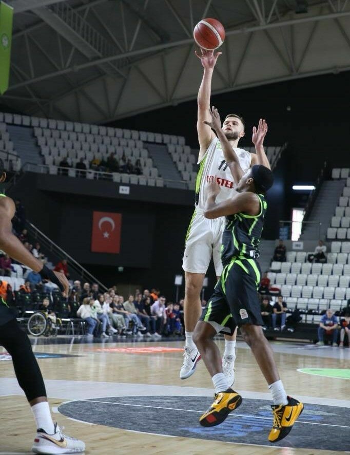 Manisa Büyükşehir Belediyespor Tofaş'ı zorlu mücadelede yendi