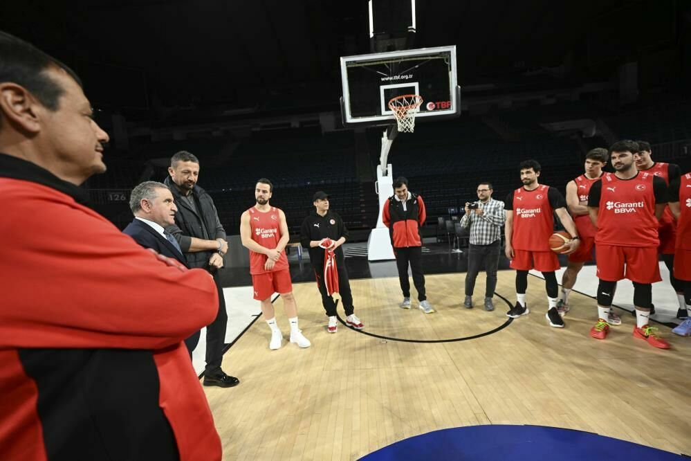 Gençlik ve Spor Bakanı Osman Aşkın Bak A Milli Basketbol Takımı'nı ziyaret etti