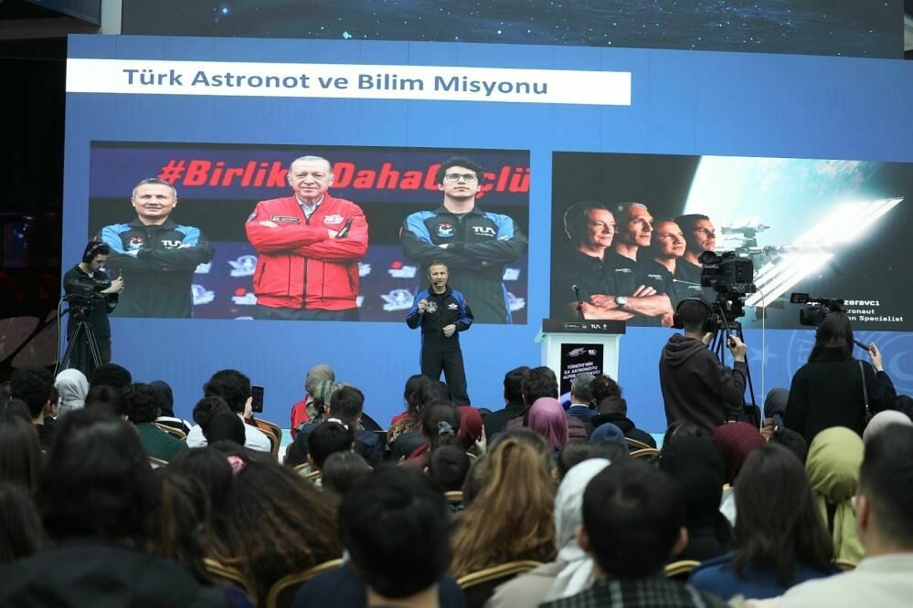 Alper Gezeravcı Konya Bilim Merkezi'nde gençlerle buluştu