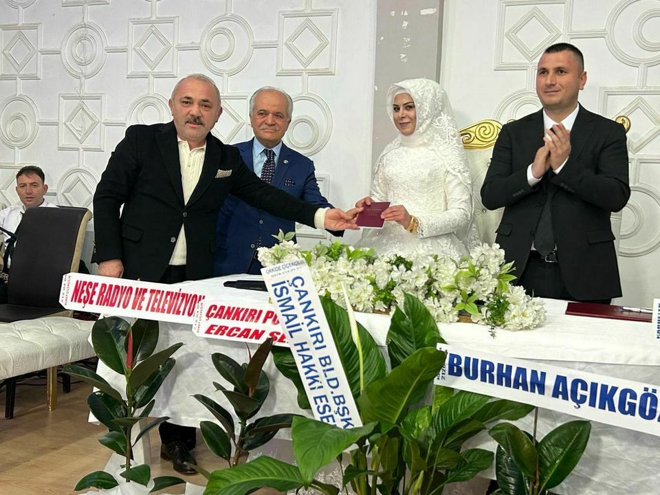 Belediye Başkanı Rakip Adayın Nikah Şahidi Oldu (2) Result