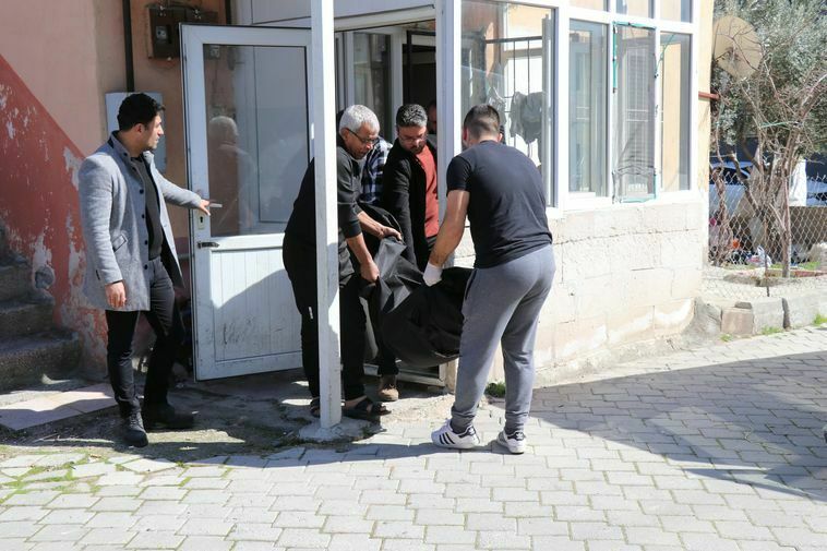 Çocuklarının Gözünün Önünde Annelerini Bıçakla Öldürdü4 Result