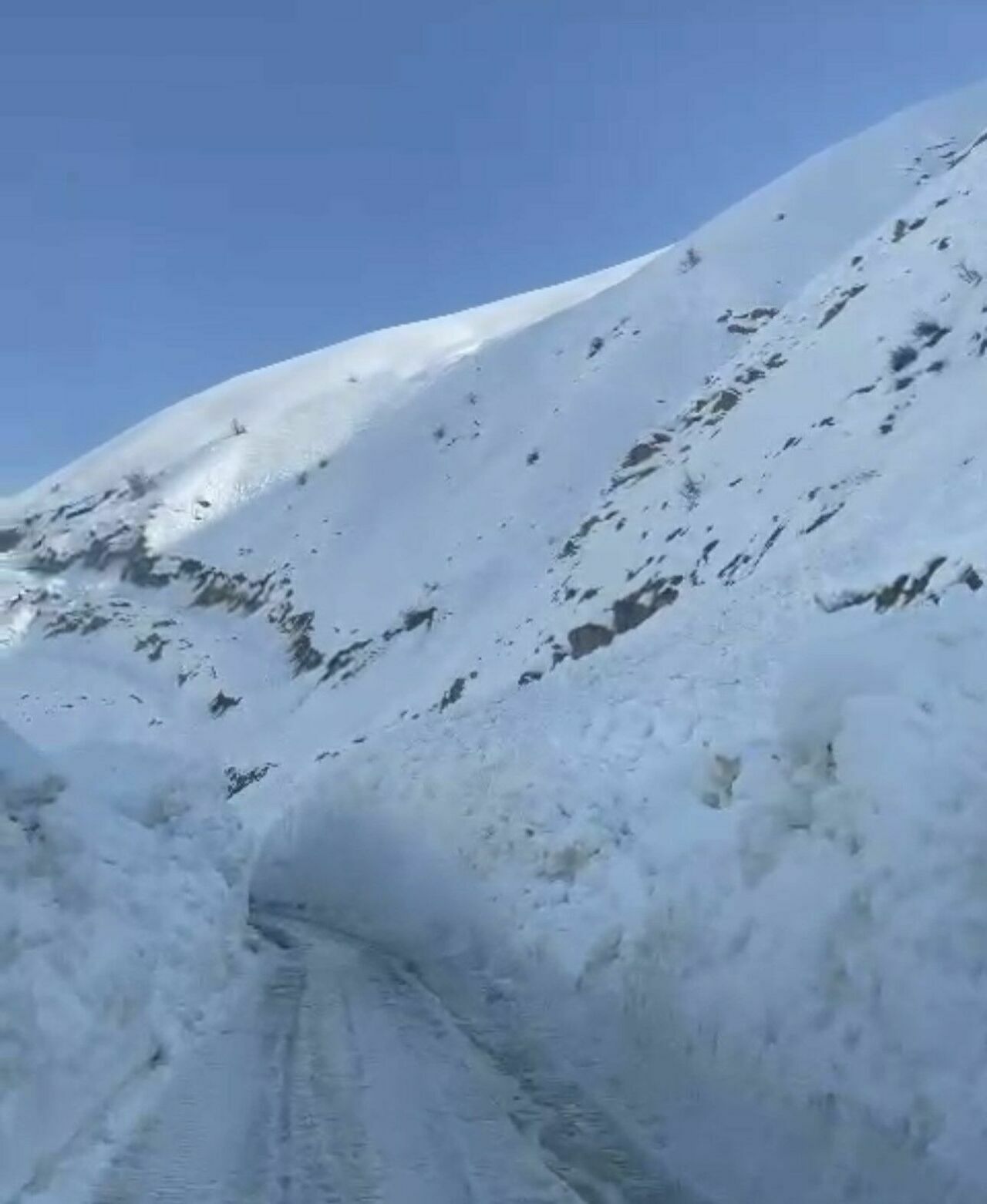 Dev Kaya Yola Düştü! Ölümden Kılpayı Kurtuldular 