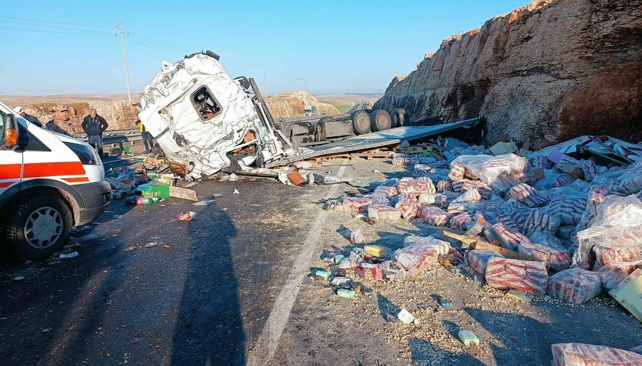 Devrilen Tırın Sürücüsü Kabinde Sıkıştı