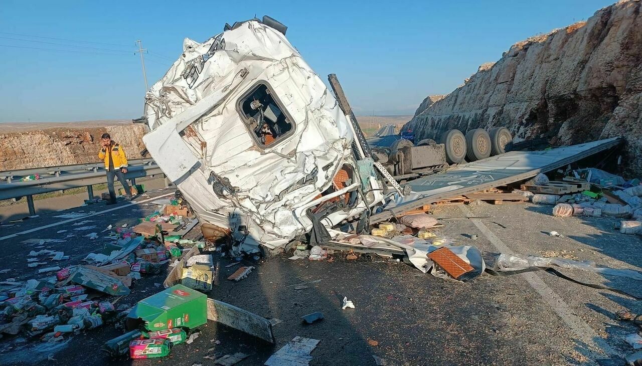 Devrilen Tırın Sürücüsü Kabinde Sıkıştı2