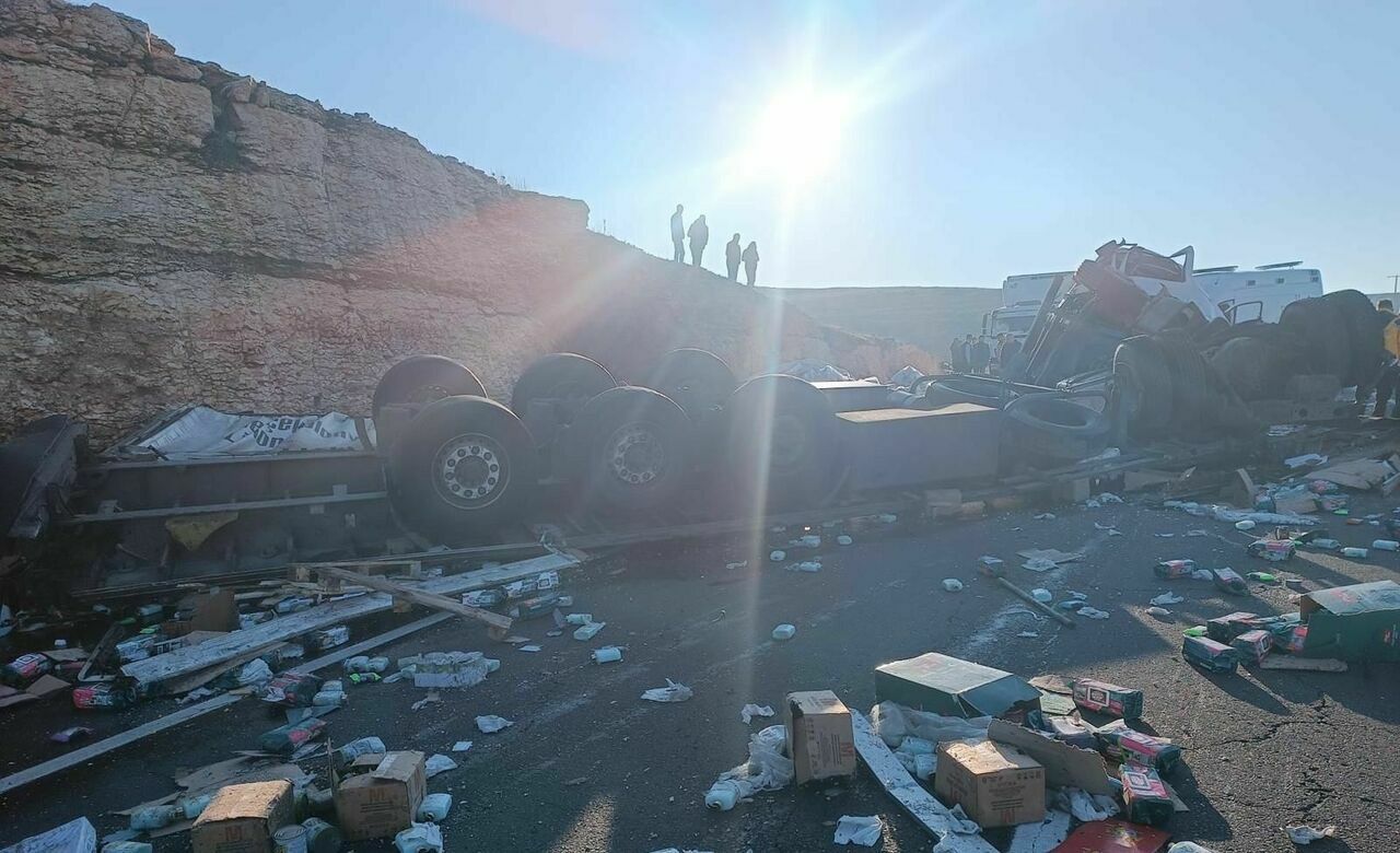 Devrilen Tırın Sürücüsü Kabinde Sıkıştı3