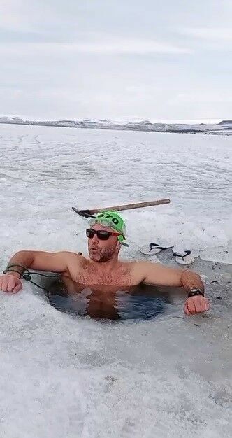 Eksi 20 Derece Soğukta Buzlu Gölde 3 Dakika Kaldı (2)