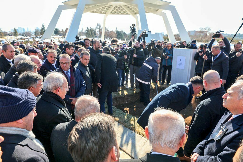 Baykal mezarı başında anılacak